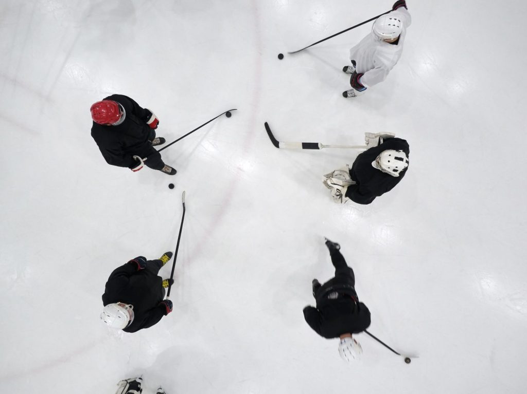 L’entraînement militaire qui a plongé un joueur dans le coma : une réalité inquiétante pour le hockey